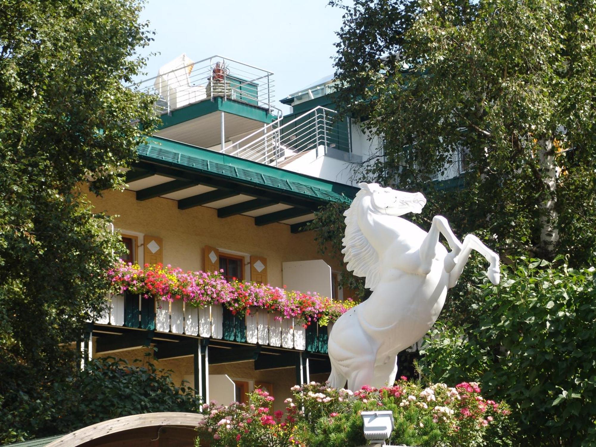 Hotel Cavallino Bianco - Weisses Roessl San Candido Exterior foto