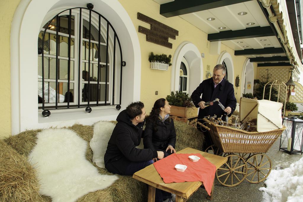 Hotel Cavallino Bianco - Weisses Roessl San Candido Exterior foto